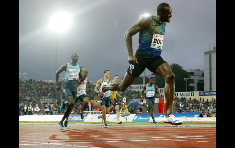 Usain Bolt (der) dominó sin problemas la prueba de los 200 metros planos. AP /