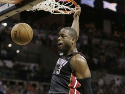 Dwyane Wade clava la bola durante el juego cuatro de la final de la NBA. El guardia terminó con 32 puntos, su máximo de la postemporada AP /