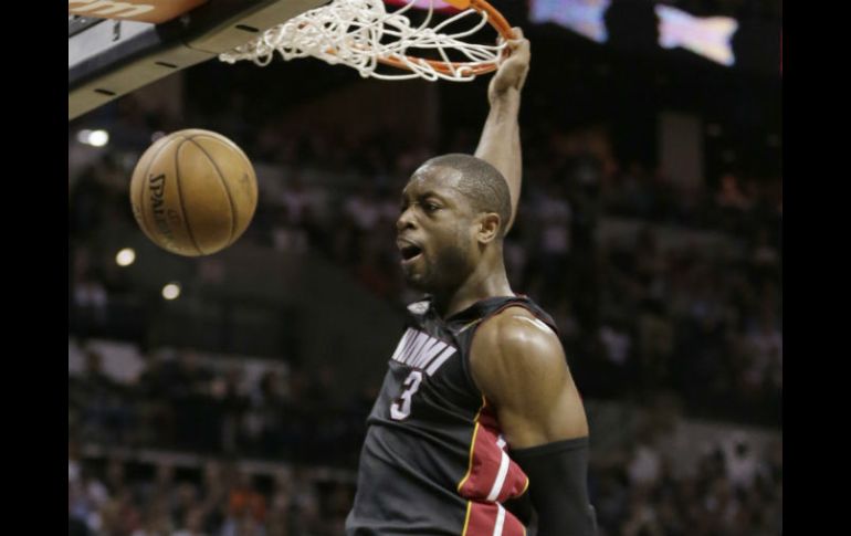 Dwyane Wade clava la bola durante el juego cuatro de la final de la NBA. El guardia terminó con 32 puntos, su máximo de la postemporada AP /