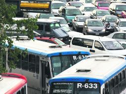 Agentes viales bloquearon un carril para permitir el paso de la ambulancia que atendió a los involucrados. EL INFORMADOR /