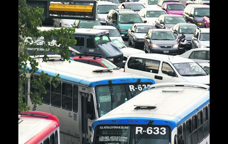 Agentes viales bloquearon un carril para permitir el paso de la ambulancia que atendió a los involucrados. EL INFORMADOR /