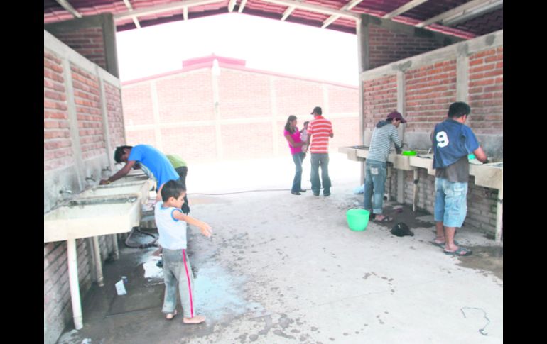 Tolimán. El miércoles pasado elementos de la Fiscalía estatal rescataron a 275 jornaleros víctimas de abusos por parte de sus patrones. EL INFORMADOR /