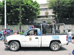 Medios de comunicación esperaron en vano la salida del ex gobernador tabasqueño de las instalaciones de la SEIDO. NTX /