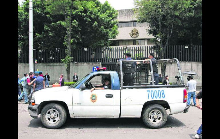 Medios de comunicación esperaron en vano la salida del ex gobernador tabasqueño de las instalaciones de la SEIDO. NTX /