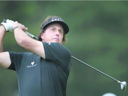 Phil Mickelson tiene una gran jornada tras asistir en San Diego la noche anterior a la graduación de octavo grado de su hija mayor. AFP /