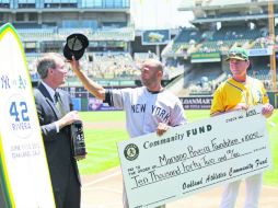 Mariano Rivera, en su última temporada, recibió de parte de los Atléticos una tabla de surf y un cheque para su fundación. AP /