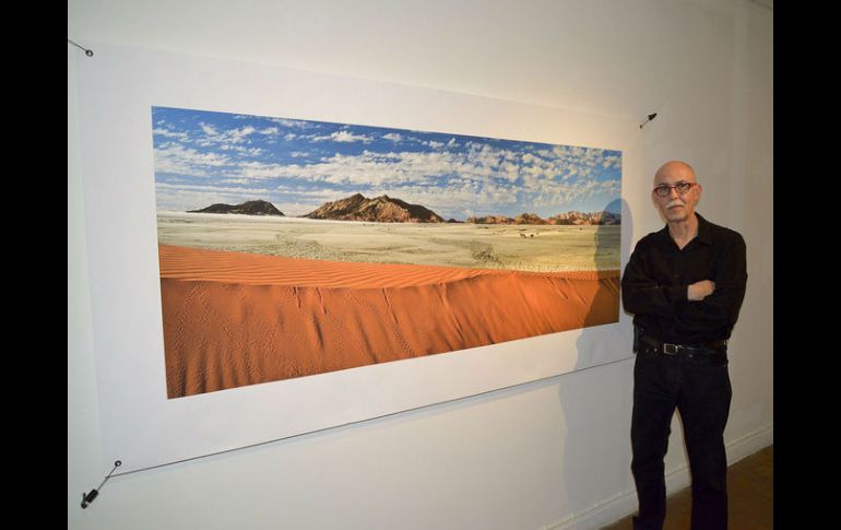 El fotógrafo mexicano durante la ignaburación de su exposición. NTX /