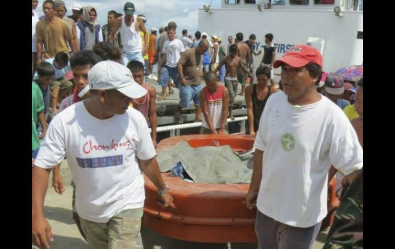 Pasajeros del transbordador llegan a tierra firme luego del naufrago. EFE /