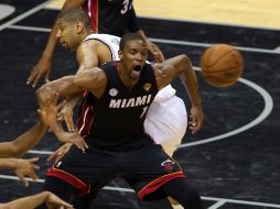 Chris Bosh lo pensará dos veces antes de fingir una falta de nuevo. AFP /