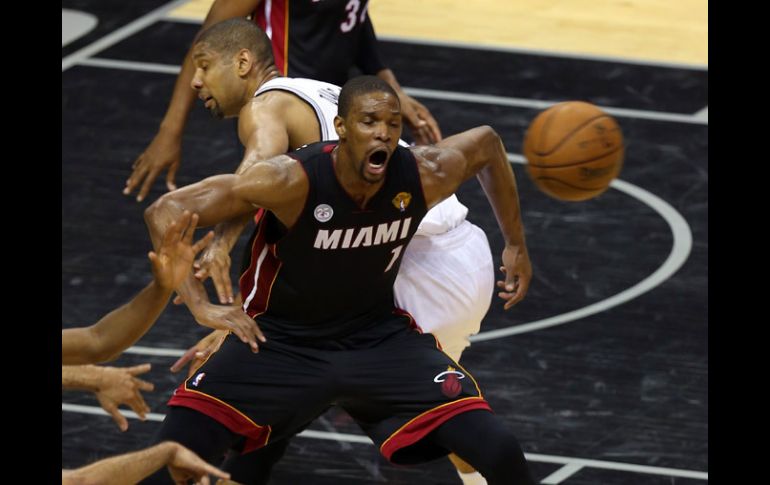 Chris Bosh lo pensará dos veces antes de fingir una falta de nuevo. AFP /