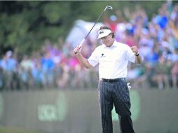 Phil Mickelson celebra un birdie en el hoyo 18, que le permite seguir en el liderato en el Merion Golf Club. AFP /