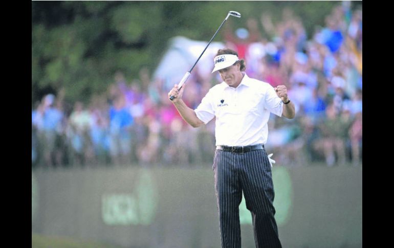 Phil Mickelson celebra un birdie en el hoyo 18, que le permite seguir en el liderato en el Merion Golf Club. AFP /