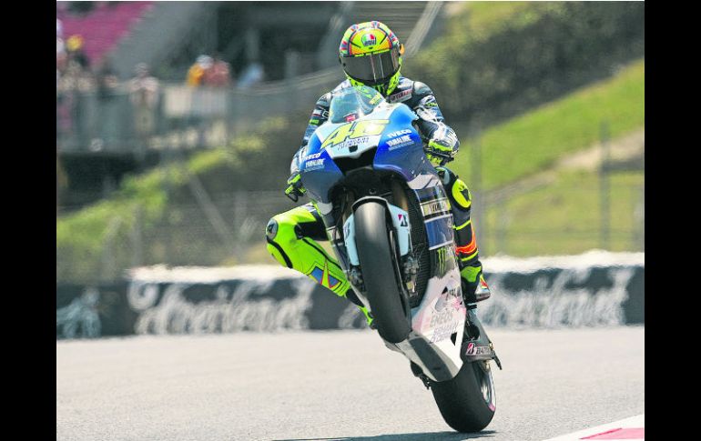 Valentino Rossi, de Yamaha, celebra su vuelta rápida con un ''caballito'' en la pista de Barcelona. AFP /