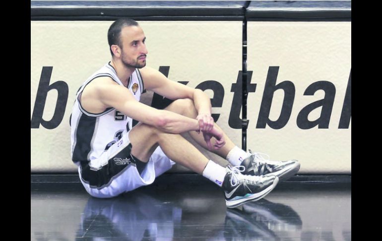 Que se levante. Los Spurs de San Antonio requieren que Manu Ginóbili aporte como sabe hacerlo. AFP /