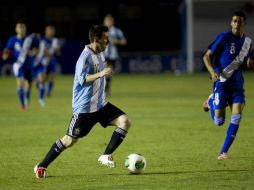 Lionel Messi (i) de la selección Argentina disputa el balón con un jugador de Guatemala. EFE /