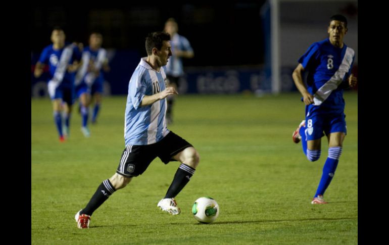 Lionel Messi (i) de la selección Argentina disputa el balón con un jugador de Guatemala. EFE /