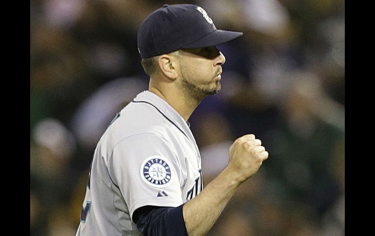 Oliver Pérez celebra su triunfo ante Oakland al final del juego en el coliseo de la ciudad. AP /