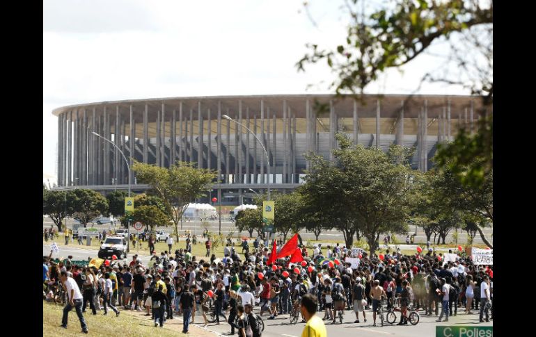 La policía busca retirar a los protestantes lo más pronto posible. AFP /