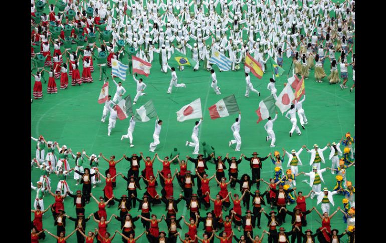 La ceremonia en el Estadio Nacional de Brasilia fue muy colorida. AP /