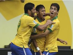 Hulk, Neymar y Oscar festejan el primer gol de Brasil en el partido. EFE /