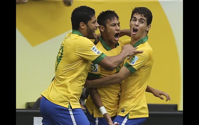 Hulk, Neymar y Oscar festejan el primer gol de Brasil en el partido. EFE /