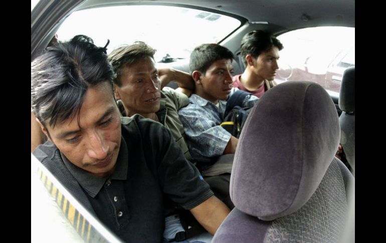 Los hondureños son trasladados a las oficinas del Instituto Nacional de Migración. ARCHIVO /