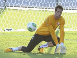 El portero de la Selección de Tahití, Mikael Roche, durante la práctica del equipo en Belo Horizonte. EFE /