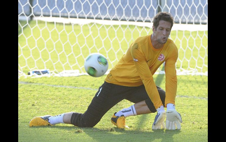 El portero de la Selección de Tahití, Mikael Roche, durante la práctica del equipo en Belo Horizonte. EFE /