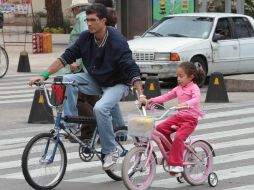 Ahora los varones llevan a la escuela y recogen a sus hijos, se involucran más en sus tareas y actividades. ARCHIVO /