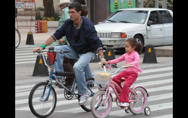 Ahora los varones llevan a la escuela y recogen a sus hijos, se involucran más en sus tareas y actividades. ARCHIVO /