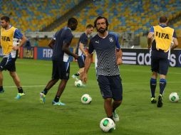 Andrea Pirlo (centro) llegará a 100 partidos defendiendo la playera de Italia. EFE /