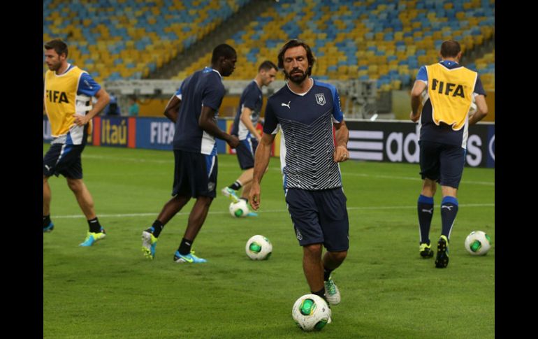 Andrea Pirlo (centro) llegará a 100 partidos defendiendo la playera de Italia. EFE /