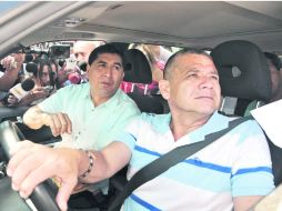 El ex secretario de Salud en Tabasco, Carlos de la Cruz (izquierda), compareció el sábado ante el Ministerio Público como testigo. NTX /