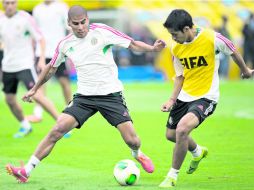 En maracaná. Carlos Salcido y Severo Meza disputan un balón en el mítico estadio. AP /