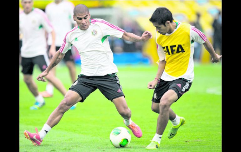 En maracaná. Carlos Salcido y Severo Meza disputan un balón en el mítico estadio. AP /