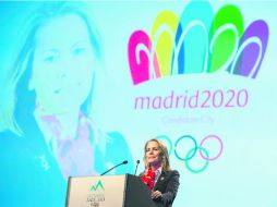 Theresa Zabell, directora del comité organizador español, durante la exposición de la candidatura madrileña en Lausana, Suiza. AP /