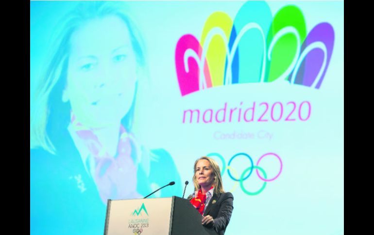 Theresa Zabell, directora del comité organizador español, durante la exposición de la candidatura madrileña en Lausana, Suiza. AP /