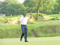 Mickelson marcha al frente en solitario por primera vez en su carrera al llegar a la última ronda. EFE /