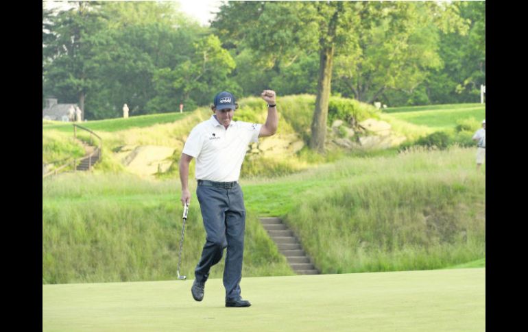 Mickelson marcha al frente en solitario por primera vez en su carrera al llegar a la última ronda. EFE /