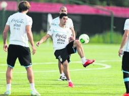 El goleador Luis Suárez (centro) es una de las armas de la escuadra uruguaya, que pretenderá hacer quedar mal a la zaga española. EFE /