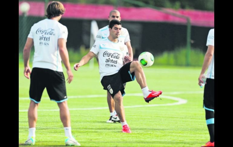 El goleador Luis Suárez (centro) es una de las armas de la escuadra uruguaya, que pretenderá hacer quedar mal a la zaga española. EFE /