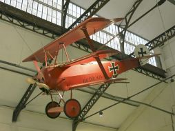 Una réplica del famoso Fokker triplano del Barón Rojo, en un muiseo belga, espera las conmemoraciones. EFE /