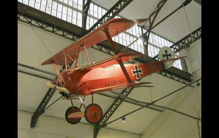 Una réplica del famoso Fokker triplano del Barón Rojo, en un muiseo belga, espera las conmemoraciones. EFE /