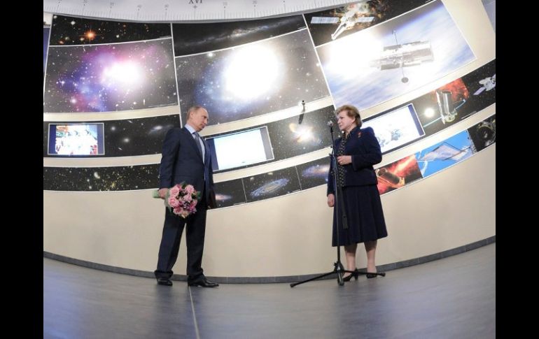 El presidente Putin en un homenaje a Valentina Tereshkova, a 50 años de su hazaña. ARCHIVO /