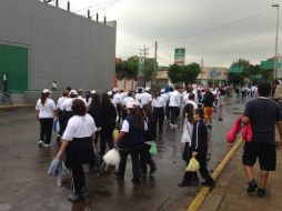 Hombres, mujeres, niños y ancianos caminan rumbo a Plaza Universidad.  /