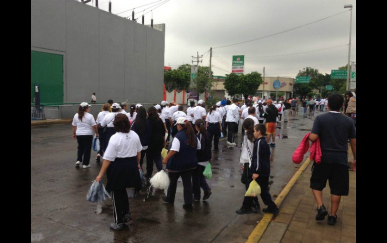 Hombres, mujeres, niños y ancianos caminan rumbo a Plaza Universidad.  /