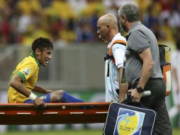 Neymar tuvo problemas durante el cotejo e incluso llega a abandonar en camilla. AP /