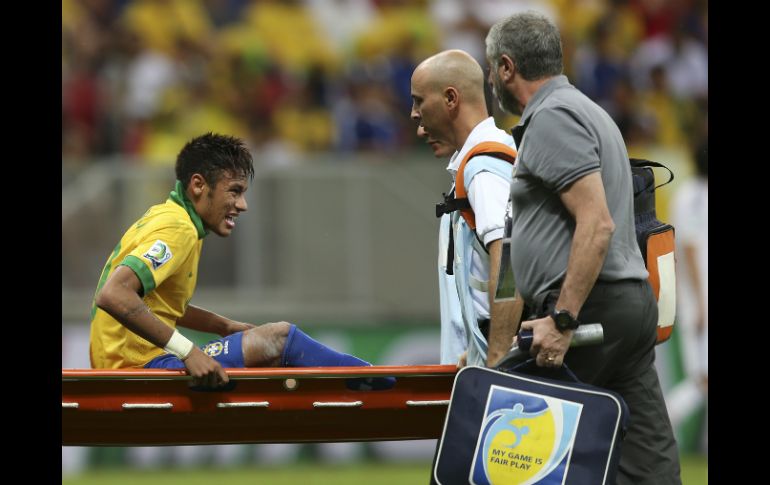 Neymar tuvo problemas durante el cotejo e incluso llega a abandonar en camilla. AP /