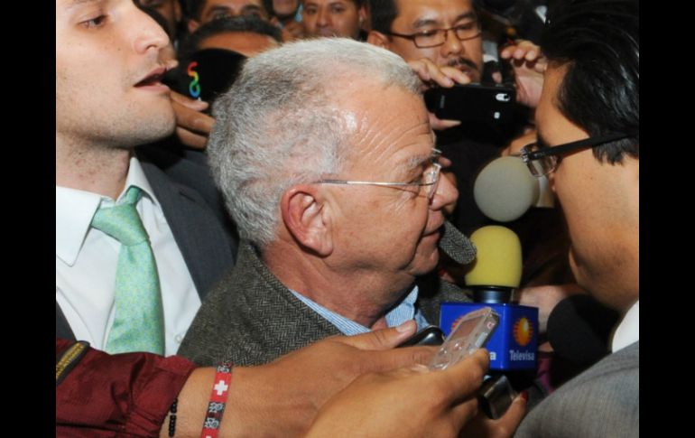 Andrés Granier, ex gobernador de Tabasco, a su llegada a la Ciudad de México antes de ser hospitalizado. ARCHIVO /