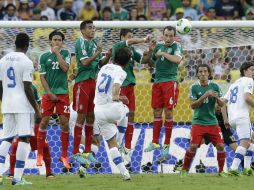 Este es el momento en que cae el primer gol de la ''Azurra'', vía tiro libre. AP /